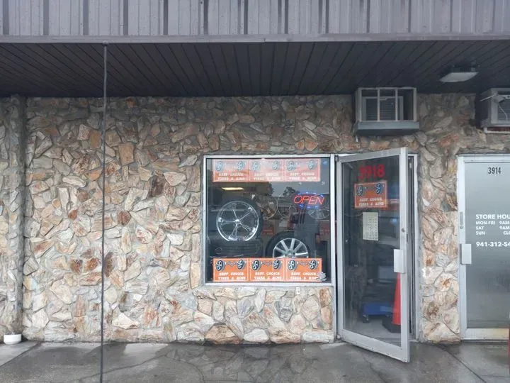 https://cdn.trust-mechanics.com/photos/95txJcWgfQpBppY7ajY0/a30f7ed5-6a0b-4c23-88c3-99a4914ce4f4_720x720