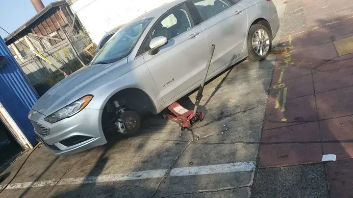 https://cdn.trust-mechanics.com/photos/A2yoRad18x7ohjpBUC7m/28c23735-97a5-468c-af2f-09cf5bb063d4_720x720