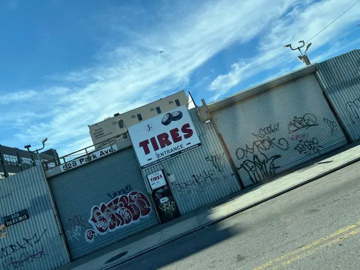 https://cdn.trust-mechanics.com/photos/MC4zpCB5TTGCMtGXruzT/31a8edd1-b43b-44ad-9fc7-66a63cdb3a04_720x720